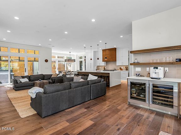 5th image of 925 Woodside Ave