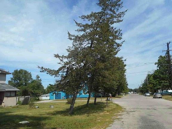 Exterior Neighborhood (street photo)