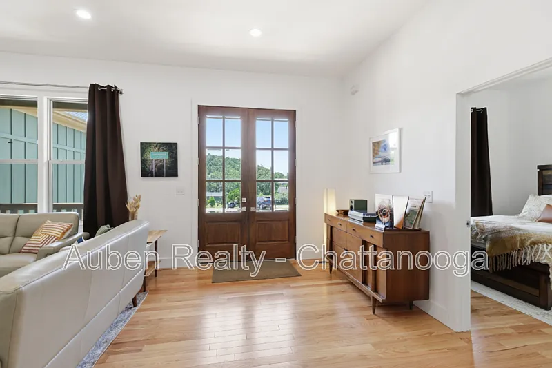 3 bed, 2.5 bath, 1800 sqft, $3,800 — Photo 3