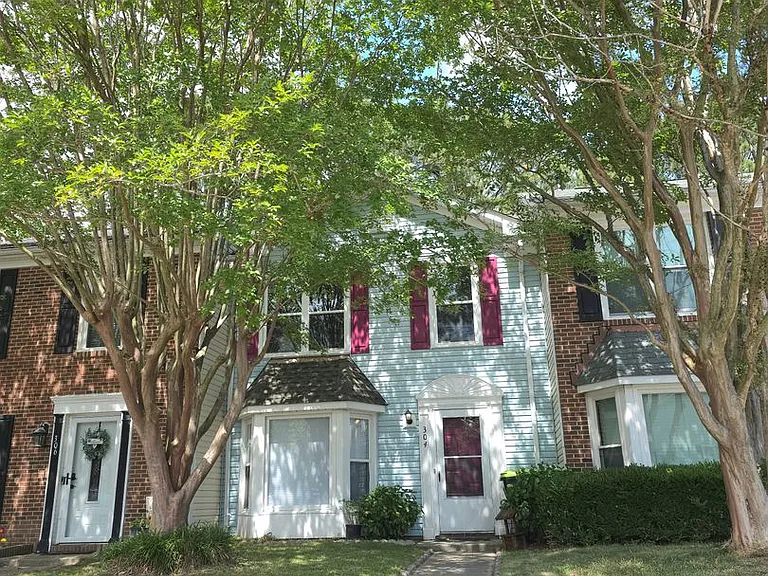 304 Arabian Cir — Photo 2