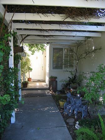 Luch entryway to front door