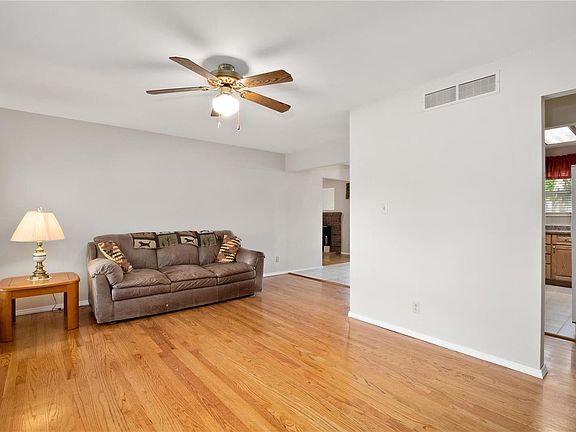 3rd image of 4521 Blairwood Dr