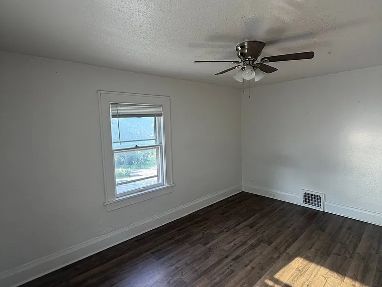 220 Franklin Ave — Photo 7