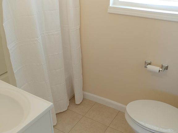 4th image of 17 Fountain Abbey Dr