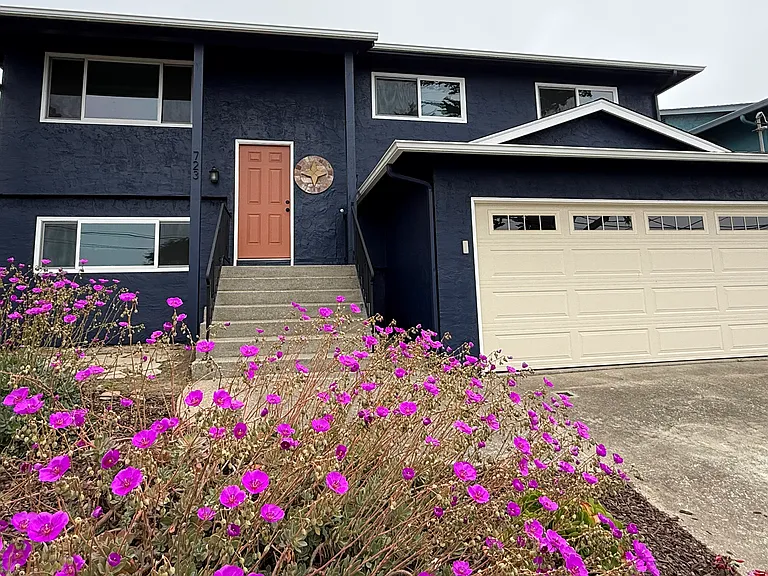 723 Kelmore St — Photo 1