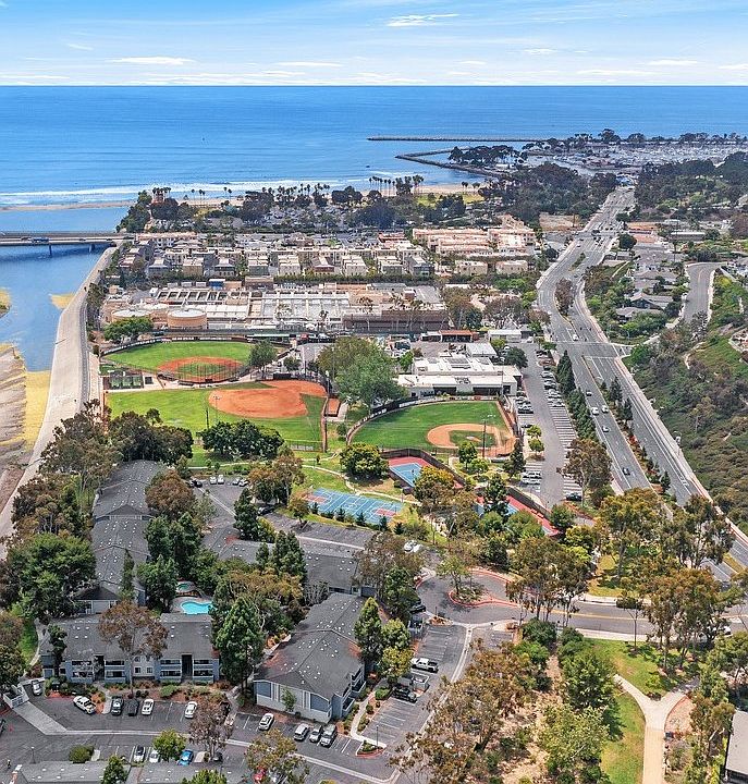 Walking path on the left takes you to the center of Doheny State Beach