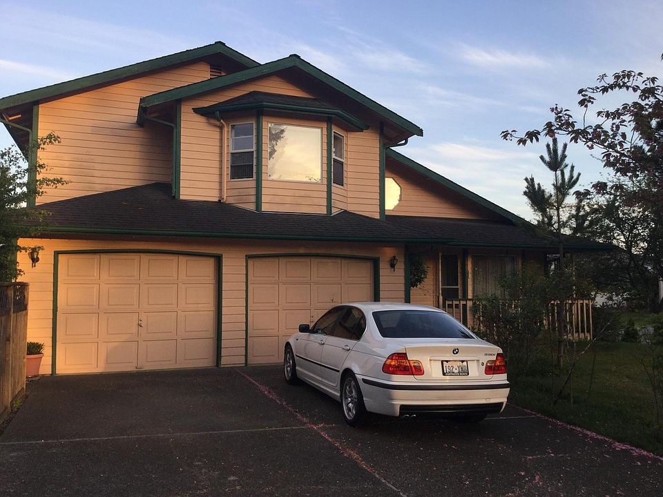 Front of the house. Left side is large private fence yard.