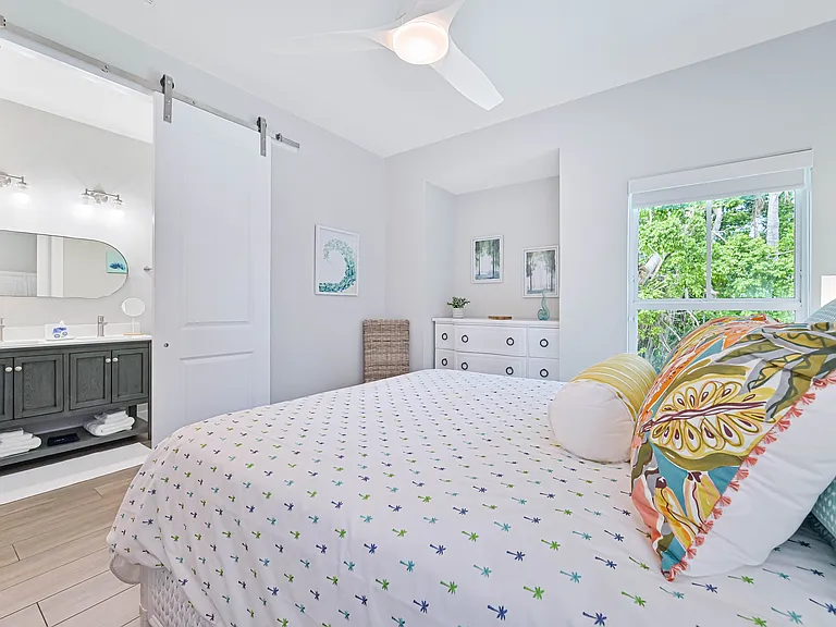 Guest room- Queen bed with en suite bathroom