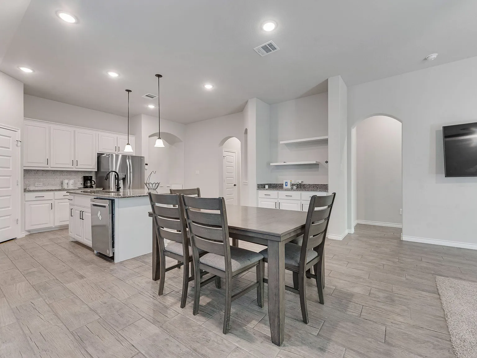 4 bed, 2.0 bath, 2050 sqft, $949 — Photo 4
