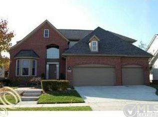 6105 Strawberry Cir, Commerce Township, MI