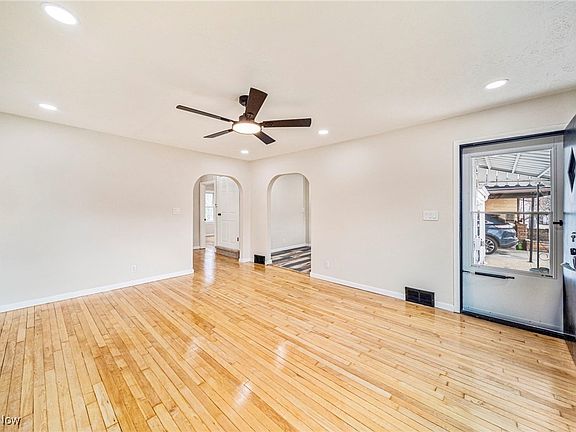 4th image of 411 E Huston St