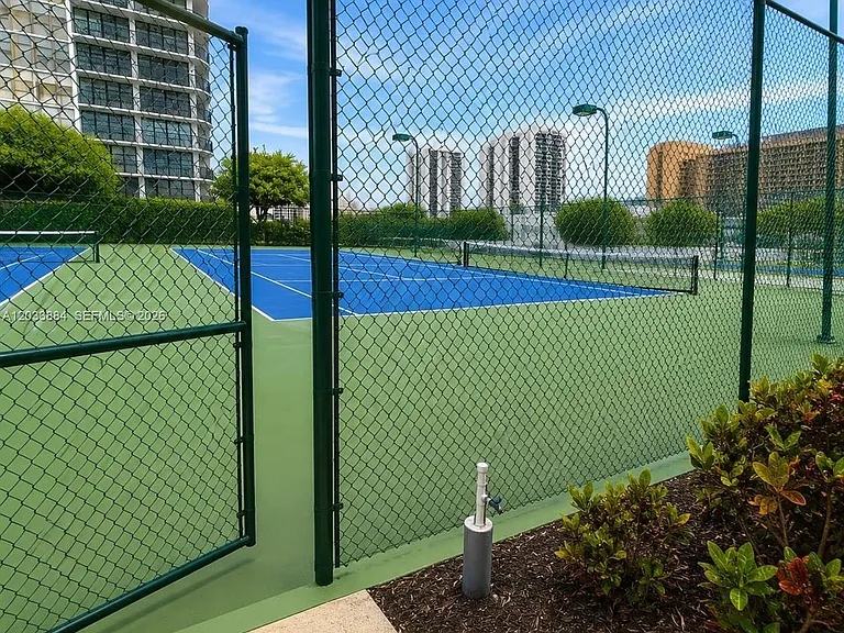 800 Parkview Dr #512 — Photo 22