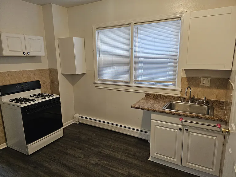 31 Parker Ave #1R — Photo 2
