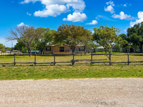 205 Creekview, Floresville, TX 78114