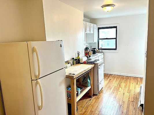 4th image of 275 23rd St APT 3R