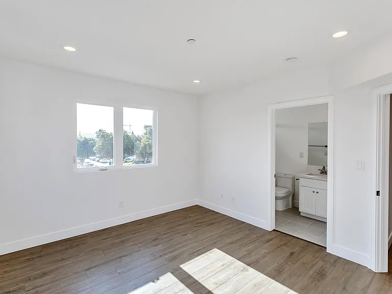 2518 Thurman Ave — Photo 12