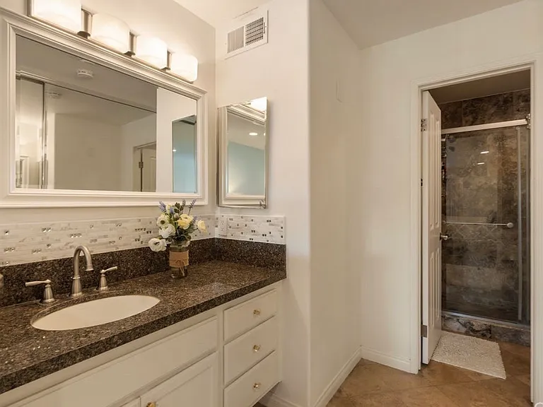 400 Lake St #105 — Photo 16