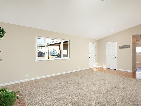 4th image of 570 E Creekside Cir