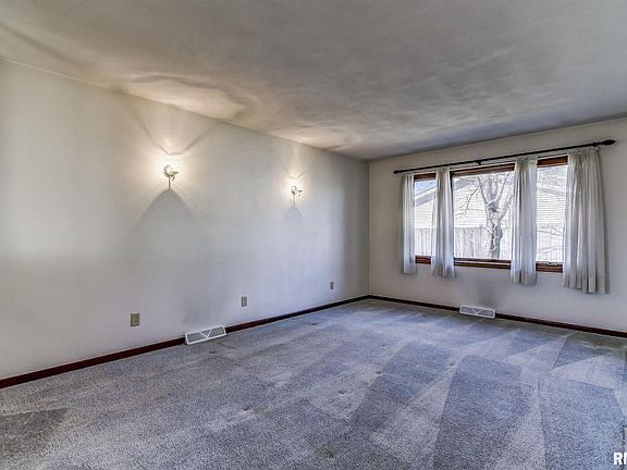 5th image of 908 Flaggland Dr