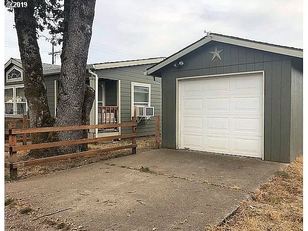 142 NW 4th Ave photo 1