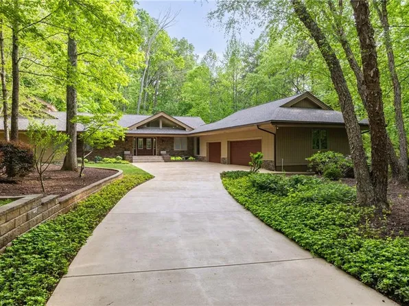 501 W Poplar Ridge Ct, Greensboro, NC 27455