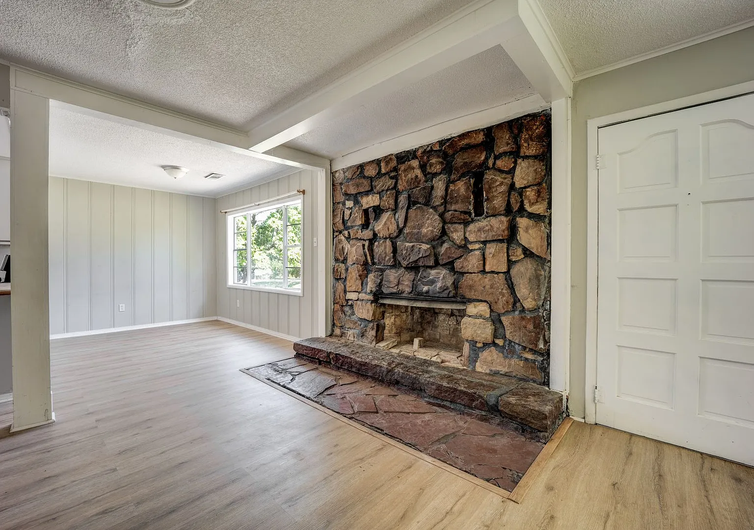 Free Month Rent! Freshly Updated 3 Bedroom Home — Photo 3