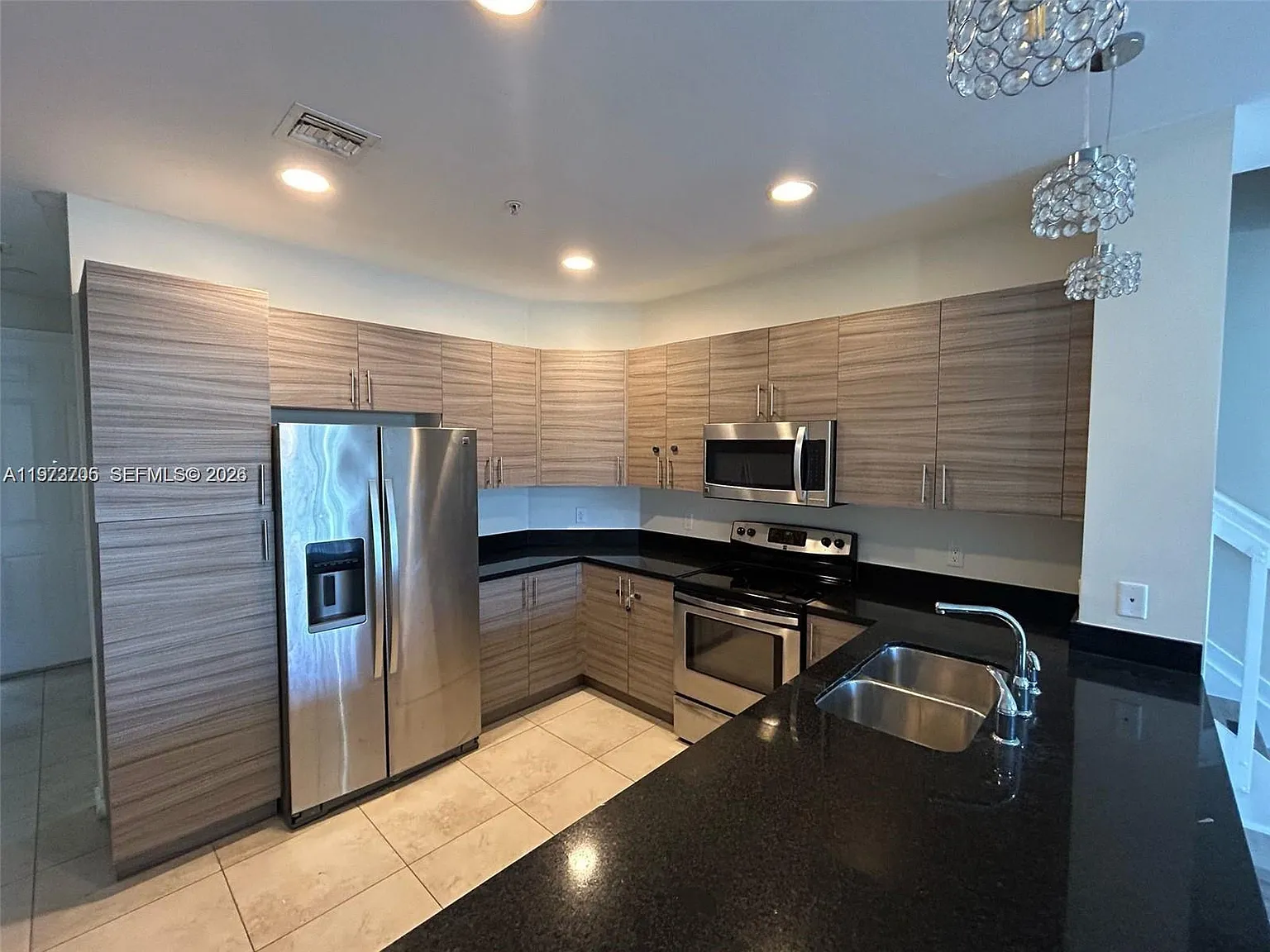 3 bed, 1720 sqft, $2,950 — Photo 2