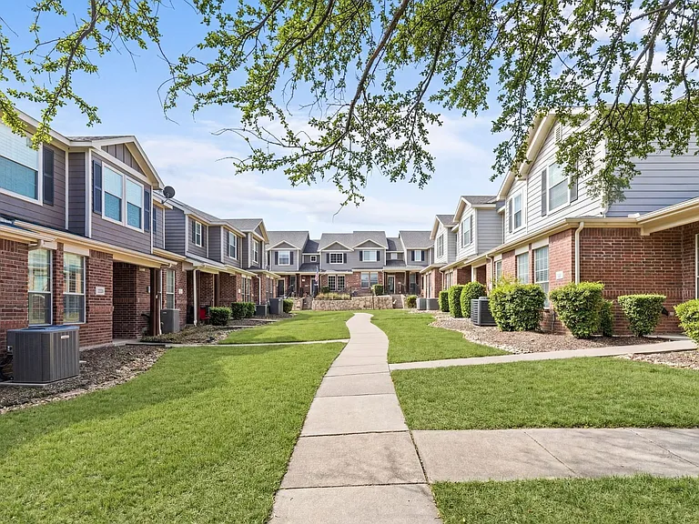 Low Maintenance Lifestyle close to everything! Shopping, dining, historic downtown McKinney and I-75 and 121.