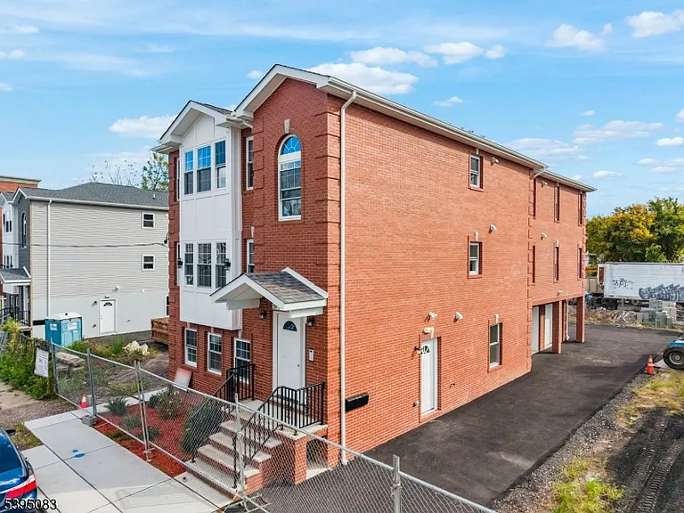 24 Garibaldi Ave #1 — Photo 2