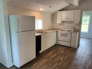 3 bed, 1.0 bath, 700 sqft, $1,200 — Photo 4