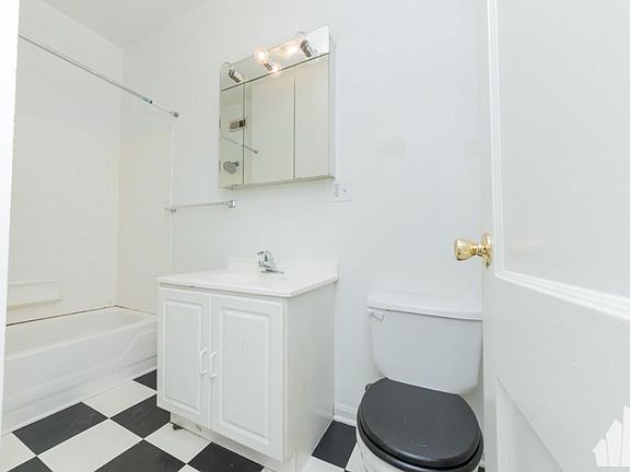 3rd image of 1904 W Winona St #1940-1