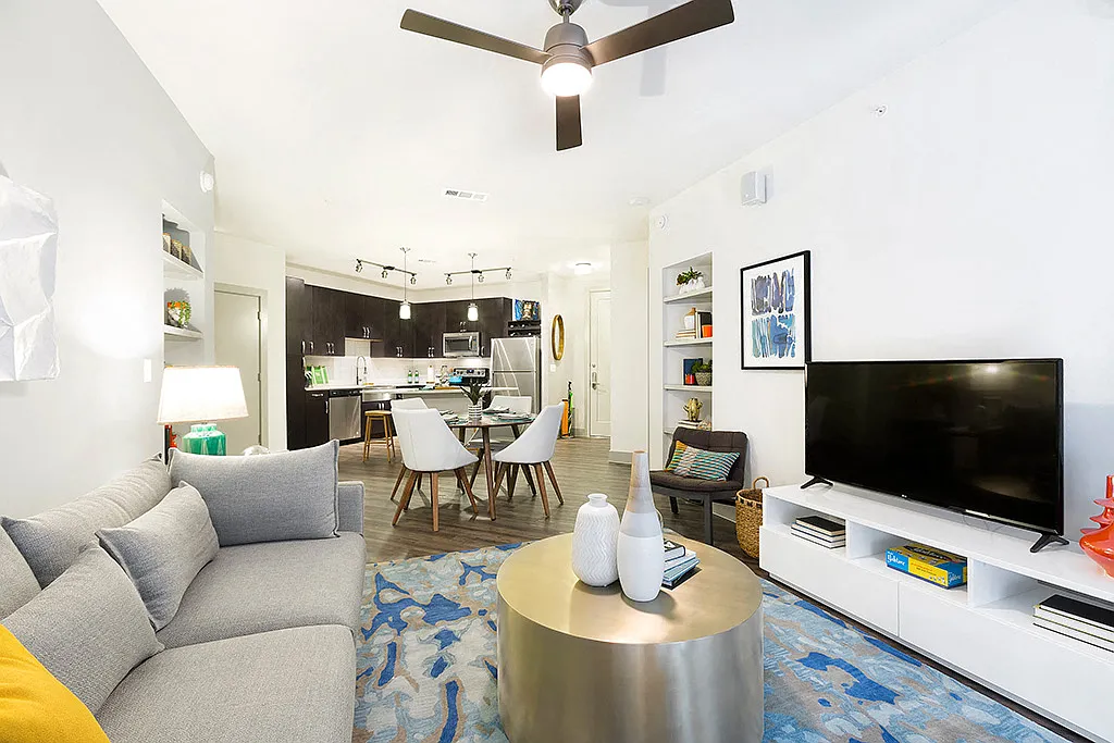 Groves South Lamar — Photo 4