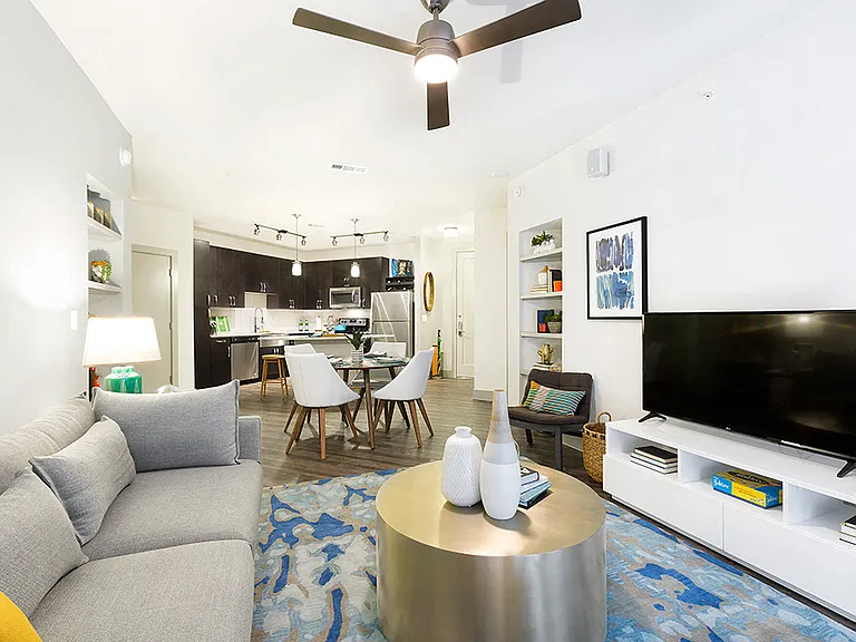Groves South Lamar — Photo 4