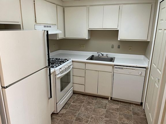 2nd image of 6235 Lincolnshire Ct SE APT 21