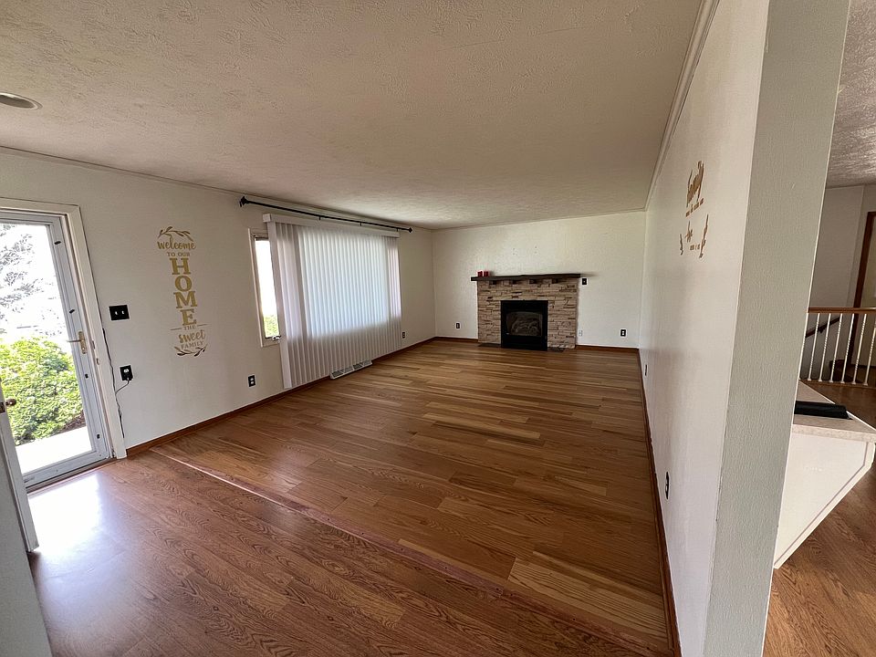 2nd image of 1206 Meadow Dr