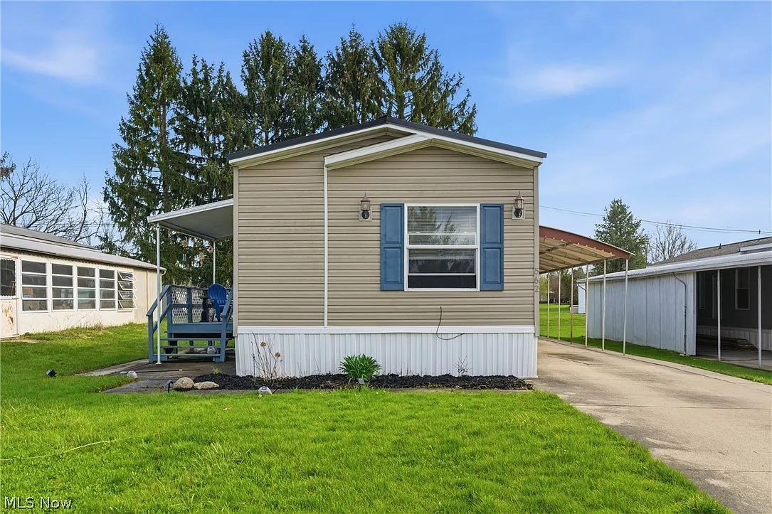 562 La Vista Rd W photo 1