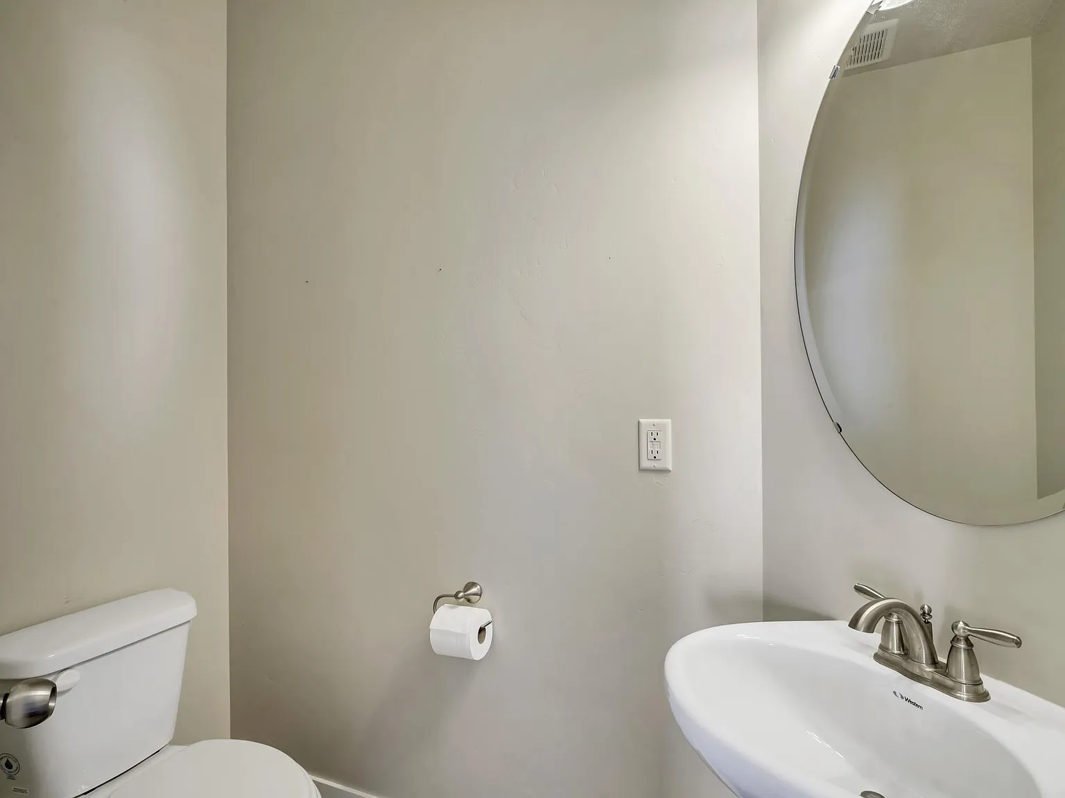 209 W Whitewater Dr — Photo 2