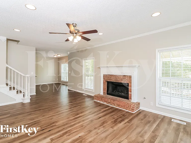 326 Hambrick Park — Photo 3