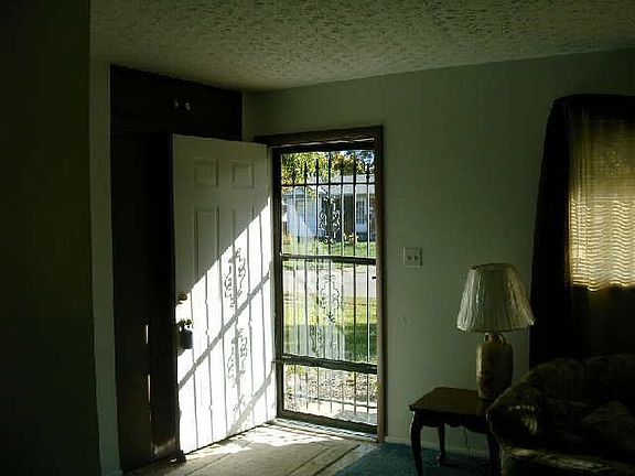 Front entrance to Livingroom