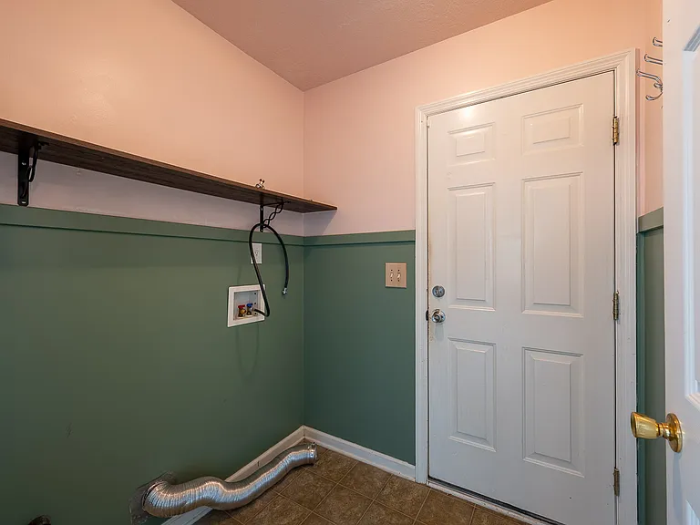 945 Cannock St — Photo 21