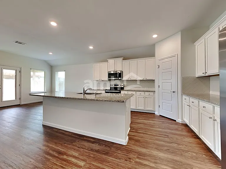 463 Silverstone Dr — Photo 5