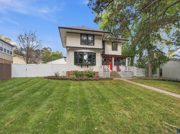 404 E 5th St, Dell Rapids, SD 57022