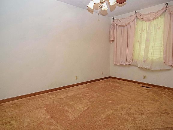 2nd image of 1818 Grand Ln