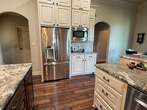 4th image of 2371 Country Club Rd W
