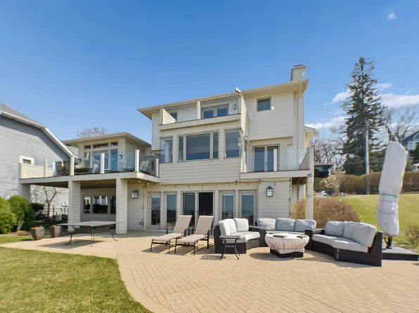 2940 Lake Shore Dr, Long Beach, IN 46360