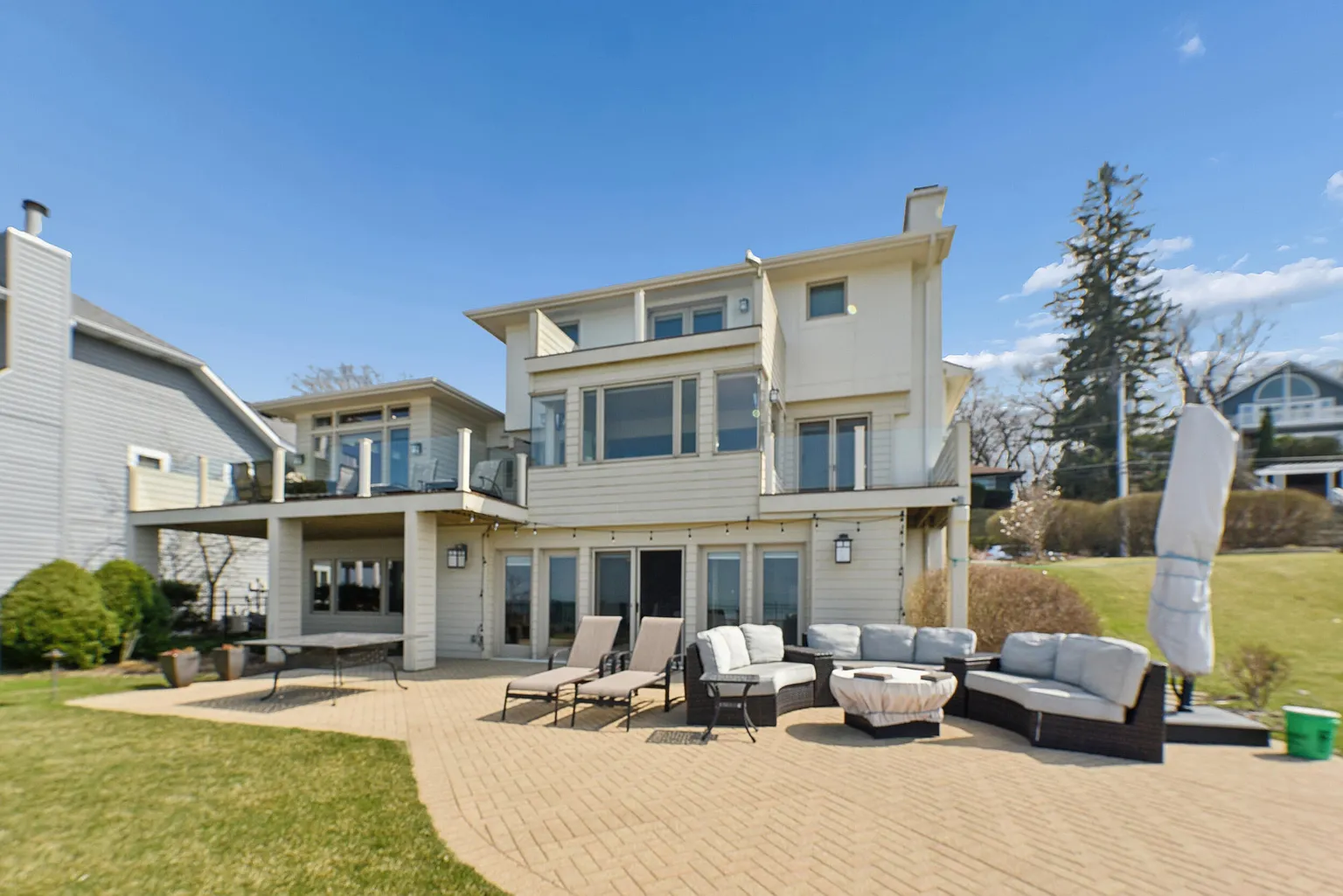 2940 Lake Shore Dr photo 1