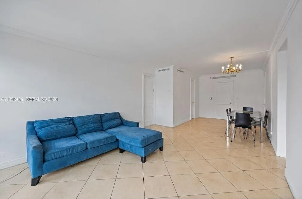 Crystal House Condo — Photo 4