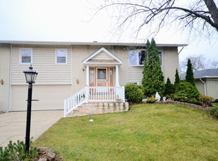 1818 W Magnolia Ln, Mount Prospect, IL 60056