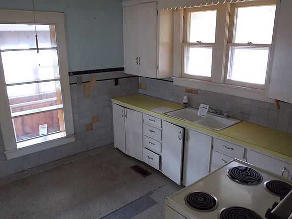 5th image of 1710 N Elm St