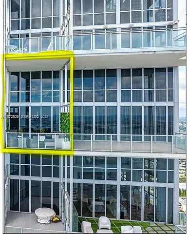 1100 Biscayne Blvd #LPH6105 — Photo 17